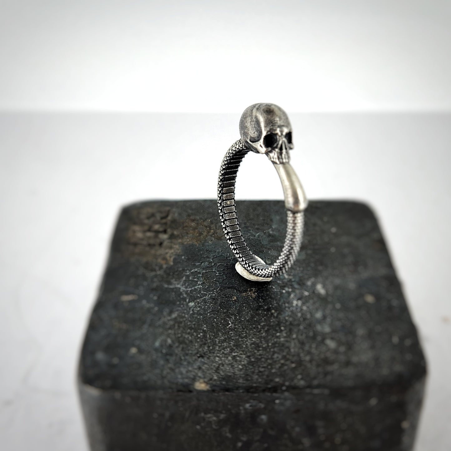 Serpentem Skull Ring