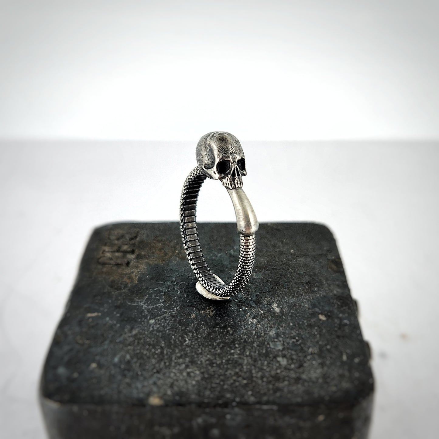 Serpentem Skull Ring