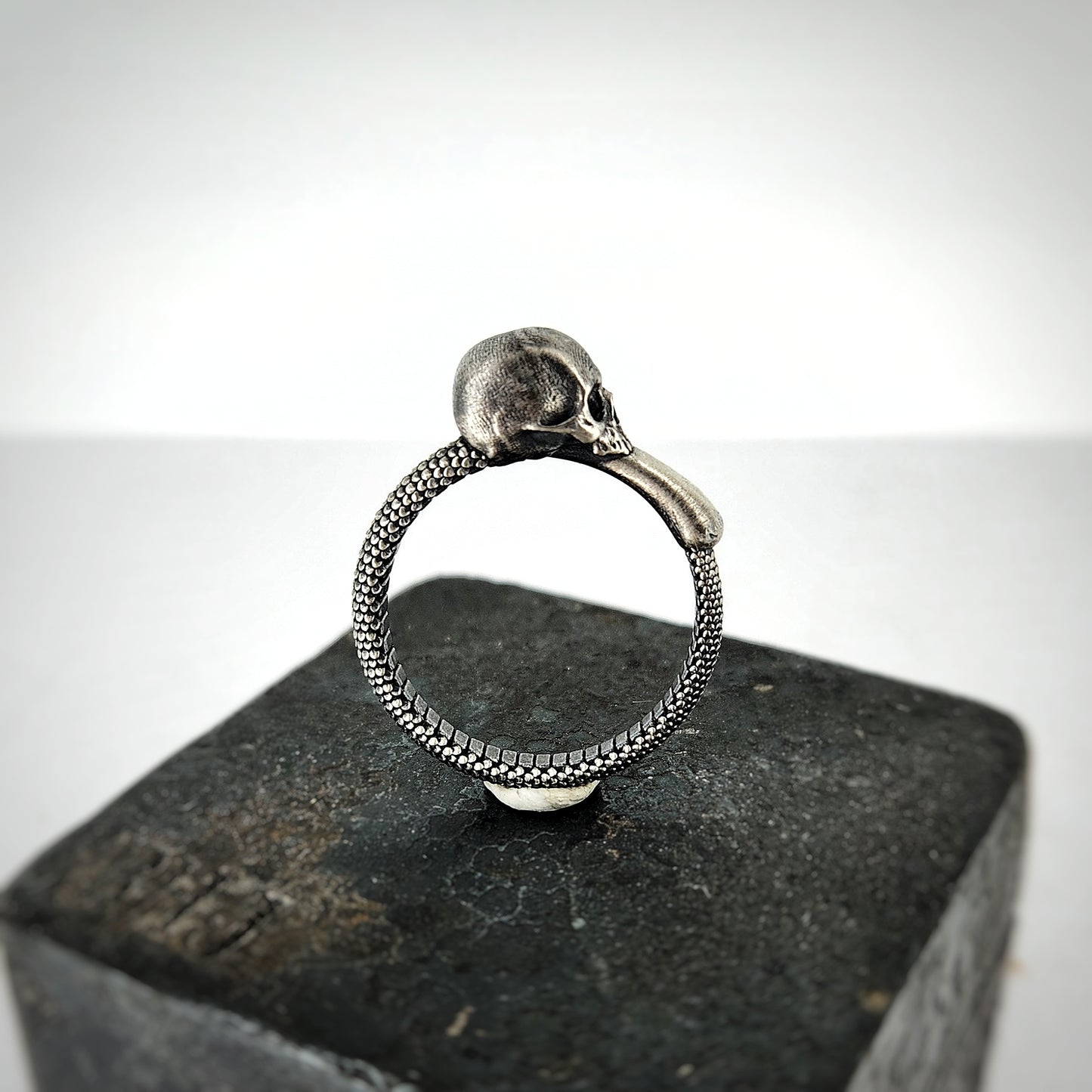 Serpentem Skull Ring