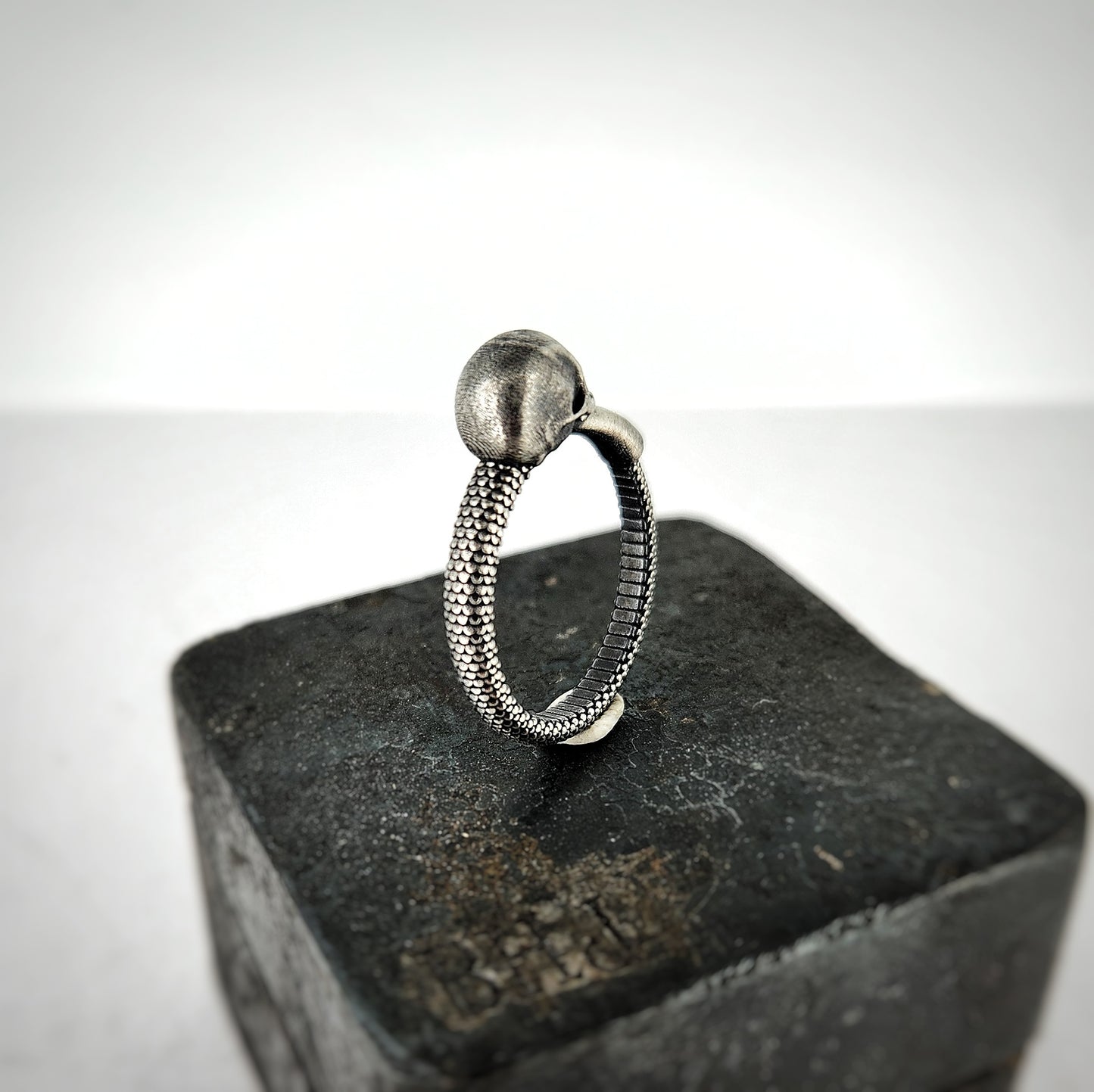 Serpentem Skull Ring
